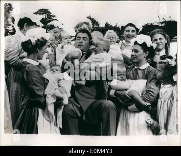 Juillet 07, 1953 - Nous ne sommes pas amusés Gregory Peck et les Bébés : Film fans sont censés se pâment lorsque le voisinage d'une célèbre star mais ces bébés Gregory Peck. Ils étaient nécessaires pour une scène dans ''Le Million Pound Note'' actuellement en cours à Finewood Gregory ne semble pas exister de l'heureux lui-même. Banque D'Images