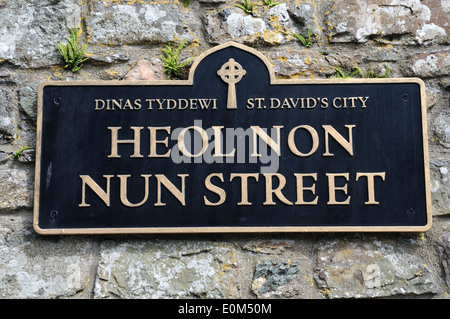 Plaque de rue bilingue en gallois et l'anglais dans la ville de St Davids, Pembrokeshire Wales Cymru UK GO Banque D'Images