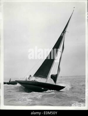 08 août, 1953 - Le duc d'Édimbourg sur première course - prend part à la deuxième : S.A.R. le duc d'Édimbourg, à la tête de la ''Bleue'' a d'abandonner l'sa première course à la Régate Cowes - propriétaire d'aujourd'hui à la rupture d'étai. Qu'il s'est joint à la ''coucou bleu'' pour participer à la ''Firefly'' de la classe. Phoot montre le duc d'Édimbourg vu dans le ''Bleue'', pendant la course à Cowes, avant de prendre sa retraite de la course. Banque D'Images