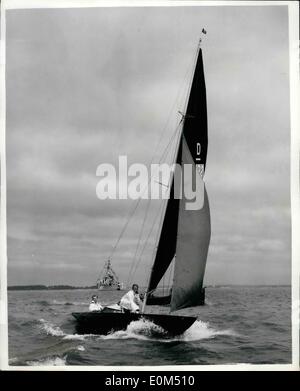 08 août, 1953 - Le duc d'Édimbourg sur première course - prend part à la deuxième : S.A.R. le duc d'Édimbourg, à la tête de la ''Bleue'' a d'abandonner l'sa première course à la Régate Cowes - propriétaire d'aujourd'hui à la rupture d'étai. Qu'il s'est joint à la ''coucou bleu'' pour participer à la ''Firefly'' de la classe. Phoot montre le duc d'Édimbourg à la tête de la ''Bleue'' - avant l'abandon de la course d'aujourd'hui. Banque D'Images