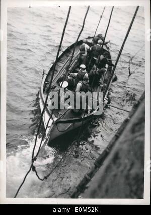 08 août, 1953 - 10 heures à flot, sauvetage spectaculaire de survivant du crash Bombardier Ato américaine dans la région de l'Atlantique, la photo montre le lancement de sauvetage quitte le ''MManchester Expéditeur'' bateau pour ramasser le Sgt. Roy Spears - après qu'il avait été aperçu à partir de la cuve. Le Sgt. La parole est à flot dans l'eau pour quelques heures après avoir été ensuite à bord du plus grand avion - l'Américain Convair - Atom Bomber qui s'est écrasé dans l'Atlantique. Banque D'Images