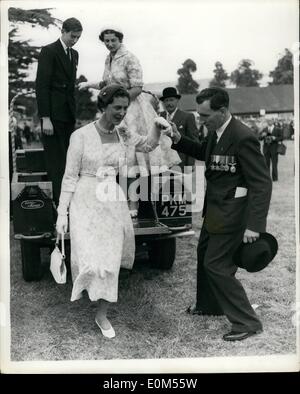 07 juillet 1953 - la duchesse de Kent conduit un rassemblement ''Chariot'' à la Légion britannique.: La duchesse de Kent, accompagnée de ses enfants, le duc de 18 ans et la princesse Alexandra, 17, hier, a un rassemblement de la Légion britannique à Midstone. Des séries de photos  passez devant les chevaliers duchesse de Land Rover, comme le « chariot à moteur » utilisé par la reine il y a quinze jours. Le duc de Kent et sa sœur, la princesse Alexandra, attendent de suivre leur mère. Banque D'Images