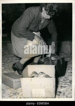 Juillet 07, 1953 - L'approvisionnement alimentaire d'urgence pour les populations est de Berlin. Déjà dans les premières heures du matin de lundi, Juillet 27th, 1953, plus de 20.000 affamés et indigents de Berlin est aligné avant de l'individu-ville halles de la ville de Berlin où la nourriture est distribuée ti. Ils furent nombreux à s'heure et heures pour recevoir un paquet de graisse ou de certaines boîtes. Banque D'Images