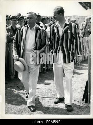 08 août, 1953 - Le duc d'Édimbourg joue en match de cricket de bienfaisance, rival de capitaines. S.a.r. Le duc d'Édimbourg, et commandé un onze à une partie de cricket contre le duc de Norfolk, l'équipe de l'aide de la charité, à Arundel aujourd'hui. Photo Keystone montre : le duc d'Édimbourg et le duc de Norfolk, complet avec des blazers, considéré aujourd'hui comme ils marchent sur le terrain pour les orteils aujourd'hui. Banque D'Images