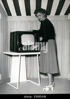 08 août, 1953 - TV-exposition à Duesseldorf, Allemagne de l'Ouest.'' une preuve frappante de l'efficacité de la production de télévision autochtones est l'exposition actuellement conservés dans toutes les entreprises allemandes s. ont leurs produits sur l'affichage ici. Amongh une grande variété d'ensembles compétitifs sont les ''World-Tv Welt-Funk'' (-Set, disponible pour 788 000 DM. Il peut être connecté à n'importe quel jeu radio équipée de TV spécial-spare-parts. Photo montre ''Welt-Funk'', le thriller de l'exposition de télévision 1953 à Duesseldorf. Banque D'Images