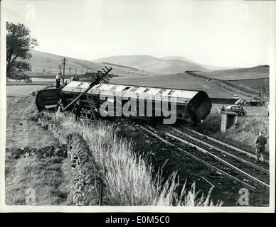 08 août, 1953 - Les entraîneurs du ''Royal Scot''.. Les entraîneurs à travers la ligne. Photo : Vue de l'autre côté de la ligne des entraîneurs - après six entraîneurs de la ''Royal Scot'' était devenu a déraillé à Abington, près de Glasgow. Le train circulait de Euston à Glasgow quand l'accident s'est produit - on pense provoquée par voie voilé. Seulement 29 personnes ont été blessées. Banque D'Images