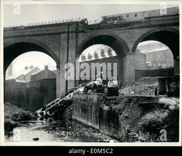 08 août, 1953 - 10 tués et 60 blessés dans des accidents de train à Manchester : Dix personnes ont été tuées et plus de 60 blessés lorsque deux Banque D'Images