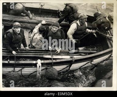 10 août 1953 - 10 heures à flot. Sauvetage spectaculaire de survivant du crash de bombardiers américains Atom dans l'Atlantique. La photo montre le Sgt. Roy Spears vu à bord du canot de sauvetage - après qu'il avait été pris de la mer après avoir été à flot pendant 10 heures - après avoir été dans l'Américain Canvair - le plus grand avion au monde - qui s'est écrasé dans l'Atlantique. Cette photo a été prise à partir du navire de recherche ''MManchester Expéditeur'' qui ramassé les survivants du crash. Banque D'Images