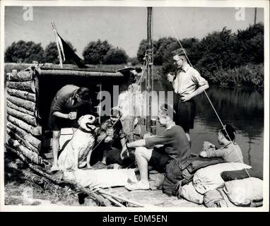 13 août 1953 - Le Kon Tiki garçons vient une croisière sur la Tamise. : Old Man River reçoit un adventuruos l'équipage. Cinq Scouts de Bristol sur leur home-made réplique du célèbre radeau Kon Tiki flottent sur des tambours à huile sur la Tamise. Ils ont commencé à partir de Lechlade, Gloucestershire, le dimanche. Mais c'est travail dur poling - il leur a fallu trois jours pour couvrir 16 miles. Ils espèrent rejoindre Oxford demain. On les voit ici à Shifford Lock, l'Oxfordshire. Le voyage, y compris la construction du radeau et son transport jusqu'à la rivière, coût ?3 2s, une tête. Banque D'Images