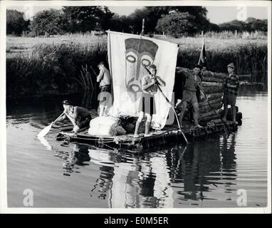 13 août 1953 - Le Kon Tiki garçons vient une croisière sur la Tamise. : Old Man River reçoit un adventuruos l'équipage. Cinq Scouts de Bristol sur leur home-made réplique du célèbre radeau Kon Tiki flottent sur des tambours à huile sur la Tamise. Ils ont commencé à partir de Lechlade, Gloucestershire, le dimanche. Mais c'est travail dur poling - il leur a fallu trois jours pour couvrir 16 miles. Ils espèrent rejoindre Oxford demain. On les voit ici à Shifford Lock, l'Oxfordshire. Le voyage, y compris la construction du radeau et son transport jusqu'à la rivière, coût ?3 2s, une tête. Banque D'Images