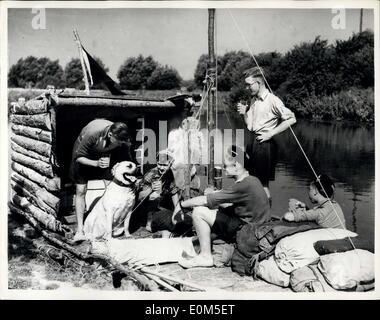 13 août 1953 - Le Kon Tiki garçons vient une croisière sur la Tamise. : Old Man River reçoit un adventuruos l'équipage. Cinq Scouts de Bristol sur leur home-made réplique du célèbre radeau Kon Tiki flottent sur des tambours à huile sur la Tamise. Ils ont commencé à partir de Lechlade, Gloucestershire, le dimanche. Mais c'est travail dur poling - il leur a fallu trois jours pour couvrir 16 miles. Ils espèrent rejoindre Oxford demain. On les voit ici à Shifford Lock, l'Oxfordshire. Le voyage, y compris la construction du radeau et son transport jusqu'à la rivière, coût ?3 2s, une tête. Banque D'Images