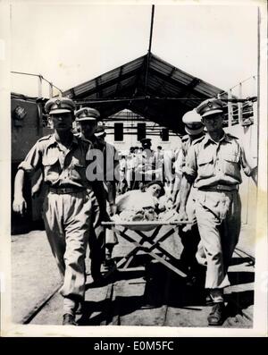 15 août 1953 - Grec Séisme Dernières photos : Six jours après les premiers chocs, Argostoli, Capitol og, le tremblement de terre Cepahalonia des îles grecques, est encore. Derniers chiffres sont que 1 000 personnes ont été tuées, 4 000 ijured et 10 000 sans-abri, amde. La photo montre la grand-mère grecque utiliser un lit de camp comme une civière pour transporter une femme blessée à un débarquement de la marine grecque en évaluation à Patras du Pirée les hôpitaux. D''Argostoli1/2. Banque D'Images