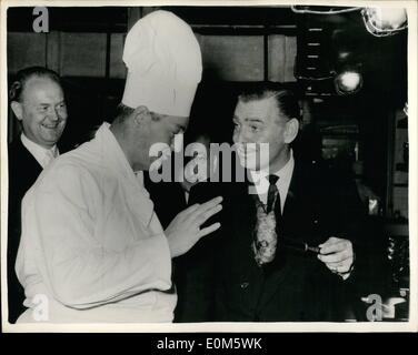 Septembre 09, 1953 - Clark Gable arrive en Hollande pour faire un nouveau film. Photo montre Clark Gable rend visite à la cuisine à son hôtel à Amsterdam où il est arrivé à faire un nouveau film intitulé ''Le vrai et le Brave'' avec Lana Turner. Banque D'Images