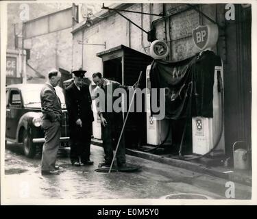 10 octobre 1953 - grève menace d'essence pour mettre un terme à Londres : des réservoirs d'essence vide face à Londres et les pays d'accueil ce matin, comme le résultat de la grève non officielle de 6 000 camions-citernes à essence des pilotes. Les ministres se sont réunis aujourd'hui pour préparer des plans d'urgence d'utiliser les troupes de distribuer l'essence si la grève continue. Photo montre de prouver son ''No'' essence signe, ce garage accompagnateur au Charing Cross utilise une jauge de convaincre les clients que ses réservoirs de stockage sont vides. Banque D'Images