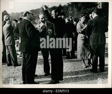 10 octobre 1953 - Queen Juliana est titulaire d'accueil dans les motifs de Soestdijk Palace pour les délégués de la Communauté européenne. La reine Juliana des Pays-Bas a organisé une réception dans le parc du Palais Soestdijk pour les délégués qui assistent à la réunion de la Communauté européenne à La Haye.. Photo montre :- M. Paul Henri Spaak le président de la réunion sur le chat de gauche avec le prince Bernard tandis que sur la droite Reine Juiana parle à certains des autres délégués - dans le parc du palais. Banque D'Images