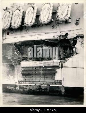 10 octobre 1953 - Le wiftsure «'' et ''Diamond'' arrivent. : le croiseur et la classe Swiftsure audacieux navire diamant, qui ont été impliqués dans une collision lors de l'exercice Mariner - arriva au large de Sheerness aujourd'hui. Photo : Keystone montre- Vue du trou dans le côté tribord du navire À Sheerness Swiftsure, vu aujourd'hui. Banque D'Images