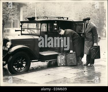 10 octobre 1953 - grève menace d'essence pour mettre un terme à Londres : des réservoirs d'essence vide face à Londres et de l'Home Counties ce matin comme le résultat de la grève non officielle de 000 pilotes de pétroliers essence. Les ministres se sont réunis aujourd'hui pour préparer des plans d'urgence d'utiliser des troupes pour distribuer l'essence si la grève se poursuit. Photo montre les chauffeurs de taxi Ernest Cowling (à gauche) et R. Hore sont vu le chargement d'un taxi avec ''jerry'' plein de boîtes de l'essence d'un garage de Clapham, un des très rares qui avaient encore des fournitures. Banque D'Images