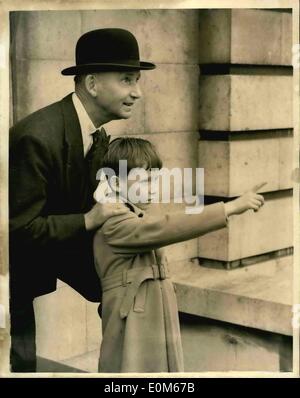 Septembre 09, 1953 - Bataille d'Angleterre du survol le maréchal de l'air dans un quilleur : de nombreuses personnalités bien connues sont sur le toit du ministère de l'air ce matin pour assister à la bataille d'Angleterre Anniversaire Fly-Past. La photo montre la Maréchal de la Royal Air Force Lord Tedder avec ses sept ans fils Richard vu comme ils regardent le Fly-Past aujourd'hui. Banque D'Images