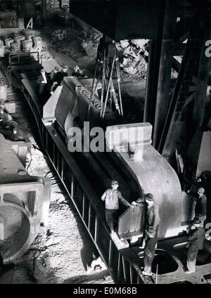 Septembre 09, 1953 - La plus grande cast-moulage dans le monde a été rempli et expédié par Dortmund-Horde Huetten en usine. C'est un roller stand et est le premier du genre dans le monde. Il est 10m de haut et 4,6 mètres de large. 86e Congrès de l'Association allemande pour l'Surgeo Banque D'Images