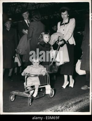 Septembre 09, 1953 - Les épouses de guerre britannique d'Amérique latine arrivent pour les vacances. La Pram unique à Waterloo Station. : parmi les passagers du Queen Elizabeth Bateau Train arrivant à Waterloo cet après-midi ont été 50 épouses de guerre britannique de cercle d'Amérique qui sont ici avec leurs enfants pour rendre visite à des parents dans ce pays. Photo montre Mme M.B. Sisk à partir de la Caroline du Sud vu avec son unique la pram et enfants Mme Sisk est originaire de Holloway, à Londres. Banque D'Images