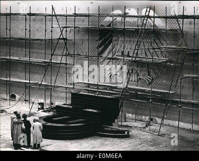 Septembre 09, 1953 ConstrThe - Ailes de l'aigle fédéral...vous souhaite la bienvenue aux nouveaux membres choisis de la Fédération allemande lorsqu'ils entrent à l'Assemblée le 6 octobre. Le mercredi il y a eu une fête pour les ouvriers qui avaient reconstruit et agrandi l'Assemblée de l'intérieur de 70 jours. À l'avenir, le mur noir de l'Assemblée générale prix ne seront pas plus couverts par l'écussons des différents pays mais par l'aigle fédéral. Banque D'Images