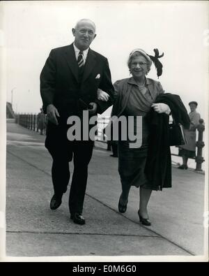 Septembre 09, 1953 - Réunion de travail à Margate près de 1 500 délégués assisteront à la conférence annuelle du parti travailliste qui begine aux Winter Gardens, Margate le lundi, ils représentent un effectif de 6 107 659. Le plus grand dans la partie en hisbody. M. Morrison s'opposera à M. Greenwood pour le poste de trésorier du parti. keystone Photo montre :- M. et Mme Emmanul Shinwell arrivant pour le déjeuner dans le jardin d'hiver d'aujourd'hui. Banque D'Images