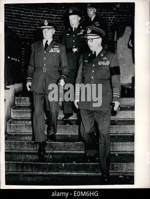 Septembre 09, 1953 - British Air Chief Marshal tours de siège à côté d'air Geruzet. Photo montre avec le Lieut. Le général Lucien Leboutte (droite) Chef d'état-major de la Force Aérienne Belge, en l'Air Chief Marshal Sir Basil Embrm, R.A.F., visite le site de son deuxième guerre mondiale, à l'administration centrale d'air Geruzet. Laboutte général organisé pour lui de déjeuner dans son vieux pétrin quand il est venu à la Belgique cette fois sur un appel de courtoisie depuis prise de commandement des Forces alliées du Centre Europe, à laquelle les Belges apportent leurs unités aériennes de l'OTAN. Banque D'Images