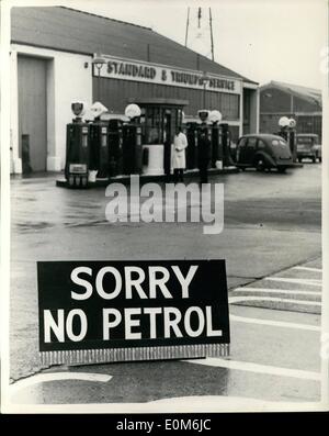 10 octobre 1953 - grève menace d'essence pour mettre un terme à Londres : vide des réservoirs d'essence et d'austérité rations de viande face à Londres et de l'Home Counties ce week-end comme le résultat de deux grèves. Londres, à toutes fins pratiques est sans fournitures d'essence aujourd'hui, a déclaré un officiel des AA, tôt ce matin. Le transport des aliments et des services de livraison s'arrête dans les prochains jours, à moins que la grève non officielle de 6 000 pilotes de navire-citerne d'essence se termine. Cette photo montre ''No'' essence signe à un garage Woodford peut être vu dans de nombreux garages autour de Londres ce matin. Banque D'Images