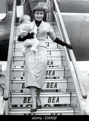 Elizabeth Taylor arrivant à Londres tenant son bébé garçon Banque D'Images