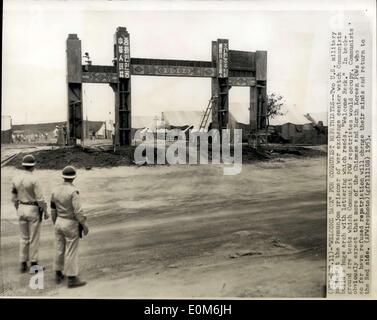 11 octobre 1953 - ''Bienvenu'' pour les rapatriés communiste : deux policiers militaires américaines à l'échange de prisonniers de guerre à Panmunjom center watch communistes construire une énorme roue avec lettrage qui dit, ''Bienvenu''. En arrière-plan sont des tentes qui rapatrie POW communiste l'occupe. Évidemment communiste s'attendent à ce que plusieurs des prisonniers chinois et nord-coréen qui jusqu'à présent ont refusé le rapatriement ne changent d'avis et revenir à la partie rouge. Banque D'Images