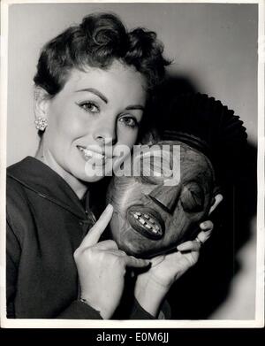 12 octobre 1953 - Réception à la Dorchester pour Jeanne Crain. Masque de cérémonie et Zulu chef broche. : une réception a eu lieu ce soir à l'hôtel pour Morchester Jeanne Crain qui retourne à Londres ce matin de l'Afrique - où elle a été prise de vue ''Un Duel dans la jungle'' - avec David Farrar et Dana Andrews. Photo montre Jeanne Crain est titulaire d'un masque de cérémonie - qui vient de l'Nyasalana, et porte un chef zoulou broche - au cours de la réception de ce soir. Banque D'Images