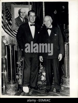 16 octobre 1953 - Alan Ladd assiste à Paris Premiere avec entorse à la cheville. Photo montre Alan Ladd avec son pied droit bandé, photographiée avec Adolph Zukor, producteur de films plus anciens de l'Amérique, lorsqu'ils ont assisté à la première du film Paris ''Shane'' (avec Ladd). La star du film s'est foulé la cheville en jouant avec son fils il y a quelques jours. Banque D'Images