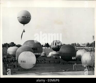 Septembre 09, 1953 - International Balloon réunion à Bruxelles : le Prince Albert de Liège ont participé à la réunion de la garde de ballons libres, au stade du Heysel à Bruxelles. Photographié par ballons français, néerlandais, allemand, canadien et de la Belgique, les pilotes ont pris part à la réunion. La photo montre la vue sur les ballons montés au stade du Heysel à Bruxelles, montrant le premier à décoller l'ordre croissant. Banque D'Images