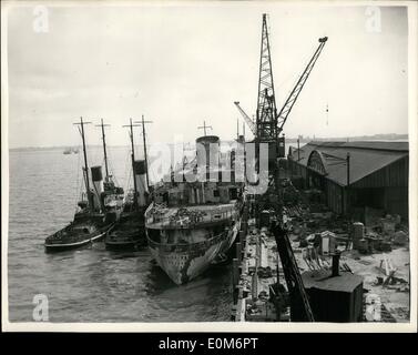 Septembre 09, 1953 Départ de retard - Gales MailBoat danois. Récupération de ''Kronprins Frederik'' peut partir demain : Le mailboat danois ''Kronprins Frederik'' - qui a pris feu et a coulé en avril dernier devait quitter Harwich pour le Danemark ce matin. Les gales ont rendu cela impossible - et le départ a été reporté à demain. Photo montre :- Vue du Kronprins Frederik dans le dock avec des remorqueurs à côté - prêt à partir pour le Danemark aujourd'Harwich Banque D'Images