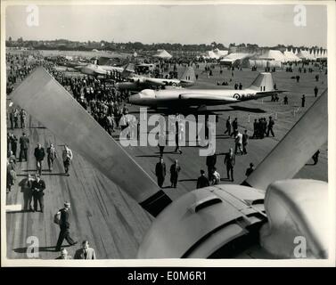 Septembre 09, 1953 - répétition générale de Farnborough Air Show. Une répétition générale de la société de la démonstration de vol des constructeurs d'aéronefs et d'exposition - spectacle aérien le plus important au monde - s'est tenue à Farnborough. Photo : Keystone montre- vue générale à Farnborough comme vu à partir d'un avion de transport géant Beverley montrant certains des nouveaux aéronefs en exposition. Banque D'Images