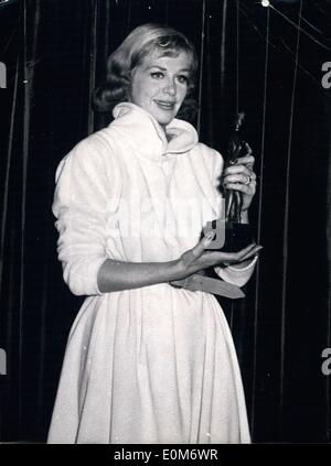 30 octobre, 1953 - Sur la photo est l'actrice 45 Hildegard Knef. Elle est montrant au large de la statuette Owlglass elle a reçu au cours d'une cérémonie de remise de prix en Belgique où elle a été choisi comme actrice de l'année. Banque D'Images