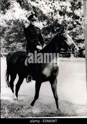 31 octobre 1953 - Le Prince Bernhard prend part au spectacle de chevaux. : le Prince Bernhard des Pays-Bas représenté sur ''Arquebuse'', à laquelle il a pris part à l'International Horse Show à Rotterdam. Banque D'Images