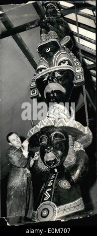 11 novembre 1953 - Grand Totem à un studio de Chelsea. : Le dernier travail de M. Barney Seale - le sculpteur - Chelsea est un 22m de hauteur mât totémique - qui a été commandé pour une exposition à l'Olympia. Photo montre M. Dave Portch de Fulham l'un de M. Barney Seale's aide - mettre la dernière main à l'échelle de ce matin. Banque D'Images