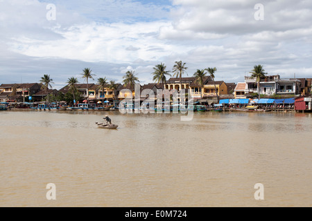 Vue sur la rivière Thu Bon jusqu'à la vieille ville de Hoi An Banque D'Images