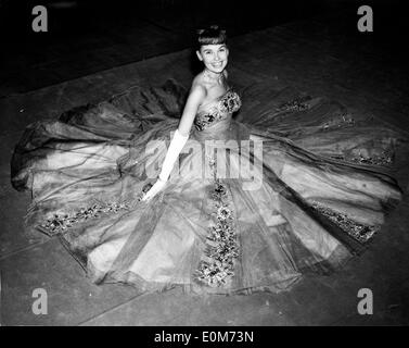 Oct 02, 1953 - New York, NY, USA - (photo) starlette américaine DIANA DEKKER porte une robe de soirée turquoise en 100 Banque D'Images