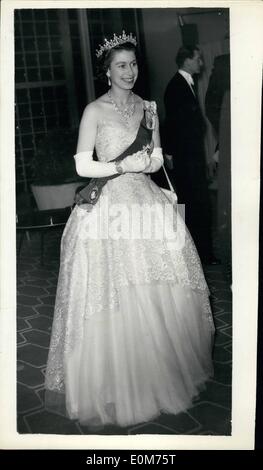 10 octobre 1953 - Reine assiste à salle des fêtes Concert. Robe de Soirée Crinoline s'use et l'ordre de la Jarretière : accompagné par le duc d'Édimbourg - Sa Majesté la Reine a assisté au concert donné en son honneur par les hauts commissaires pour l'Australie la Nouvelle-Zélande à la Royal Festival Hall hier soir. De nombreux artistes australiens et néo-zélandais ont pris part dans le concert qui a été conçu comme un hommage musical à la Reine et le duc avant qu'ils partent sur leur tournée de l'Australie et la Nouvelle-Zélande. La photo montre le port d'un type crinoline robe du soir et le ruban de l'ordre de la jarretière - H.M Banque D'Images