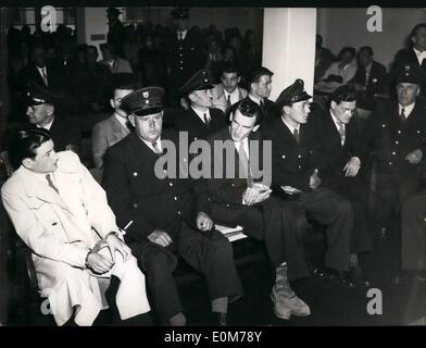 11 novembre 1953 - Panther piste devant le tribunal. Le procès contre les gangs Panther qui devrait être une sensation a commencé avant le procès par jury d'Landgericht (district court) Munich I, le lundi (11 mai). Les 22 ans chef de la gang, Hugo Werner, 22 ans Richard Schaider et les autres membres du gang sont accusés d'avoir commis trois meurtres, de tentative de meurtre, de vol et d'extorsion. Notre photo montre de gauche à l'avant,Hugo Werner, Richard Schaider, deuxième rangée Johann Seidl,Erich meurt au milieu de l'arrière-plan (avec la barbe) Hugo Weitl. Banque D'Images