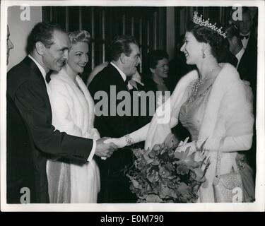 11 novembre 1953 - Sa Majesté la reine assiste à la variété des performances. Sa Majesté la Reine, accompagnée du duc d'Édimbourg et la princesse Margaret, la nuit dernière a assisté à la Royal Variety Performance de ''Guys and Dolls'', au London Coliseum. Après le spectacle, une partie de l'artiste ont été présentés à Sa Majesté la Reine. OPS : Sa Majesté La Reine se serrer la main avec certains des artistes. À voir sont Vivian Blaine, Jimmy James et sur la droite est Eve Boswell. Banque D'Images