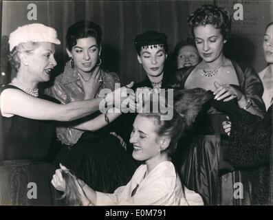 11 novembre 1953 - Paris Coiffeurs déclarer la guerre aux cheveux longs : Gisèle Pascal, charmante actrice française, coupe court Arlette's (un mannequin) Paris, Slond les plaques. Elle est surveillée par une autre actrice Geneviève Perdriere (extrême gauche) et les deux célèbres Mannequins lucky (chapeau noir) et Gilles Lanvin, photo prise lors d'un célèbre salon de coiffure qui a lancé une campagne contre les cheveux longs. Banque D'Images