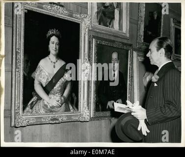 11 novembre 1953 - Exposition de la Société royale de portraitistes, célèbre chef d'orchestre et la peinture de la Reine Mère..20-11-53 : Photo montre sir Malcolm Sergent le célèbre orchestre examine le portrait de la Reine Mère par Edward I. Halliday R.P. au privé d'aujourd'hui vue de l'exposition de la Royal Society of Portrait painters à l'Institut Royal des galeries. Banque D'Images