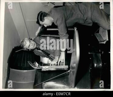 01 janvier 1954 - Formation de l'air en Grande-Bretagne pour les pilotes allemands : quatre pilotes de l'air allemande et de trois instructeurs sont maintenant une formation à l'Air Service Training School à Hamble, près de Southampton, en préparation pour l'établissement d'une ligne aérienne civile dans la République Fédérale Allemande. Après un cours de trois mois ils iront aux États-Unis pour des cours de conversion de vol pour voler les Convair et constellations. Photo montre Johan Rathje, de Hambourg, assis dans un simulateur Link reçoit instruction de M. Roy Underdown, sous-chef instructeur à l'école de navigation. Banque D'Images