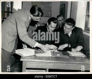 01 janvier 1954 - Formation de l'air en Grande-Bretagne pour les pilotes allemands : quatre pilotes de l'air allemande et de trois instructeurs sont maintenant une formation à l'Air Service Training School à Hamble, près de Southampton, en préparation pour l'établissement d'une ligne aérienne civile dans la République Fédérale Allemande. Après un cours de trois mois ils iront aux États-Unis pour des cours de conversion de vol pour voler les Convair et constellations. Photo montre le clsaa Navigation sur instruction d'Ele. Le Lieut. P. Simon, ex-radio de lecture operatpor R.A.F Banque D'Images