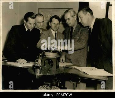 01 janvier 1954 - Formation de l'air en Grande-Bretagne pour les pilotes allemands : quatre pilotes de l'air allemande et de trois instructeurs sont maintenant une formation à l'Air Service Training School à Hamble, près de Southampton, en préparation pour l'établissement d'une ligne aérienne civile dans la République Fédérale Allemande. Après un cours de trois mois ils iront aux États-Unis pour des cours de conversion de vol pour voler les Convair et constellations. La photo montre la réception de l'instruction sur l'Deviascope sont (de gauche à droite) : Walther Blume, de Cologne, Herbert Topp, de Berlin, de l'instructeur de navigation A.J. Plowman, ex-R.A.F Banque D'Images