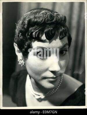 11 novembre 1953 - Cheveux style inspiré par ''Jules César'' film. : une collection de modèles de cheveux dit être inspiré par Brutus ; Mark Antony ; Cassius et Casca dans le film ''Jules César'' et créé par Piccadilly coiffeurs Armandro et Sandra étaient d'être vu à la MGM Salle de Theatre, Londres cet après-midi. La photo montre le modèle STRIDE Jenny style CASCA au théâtre d'aujourd'hui. Banque D'Images