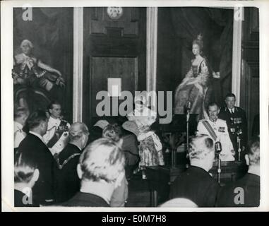 11 novembre 1953 - la reine Elizabeth II s'adresse au Parlement des Bermudes : flanquée du gouverneur des Bermudes, son Excellence le lieutenant général Sir Alexander H. G.B.E., K.C.B., et le duc d'Édimbourg. L'organe législatif est le plus ancien organe autonome du Commonwealth britannique, à l'exception du Parlement mère de Londres. La visite ici est la première d'un monarque britannique en place. Banque D'Images